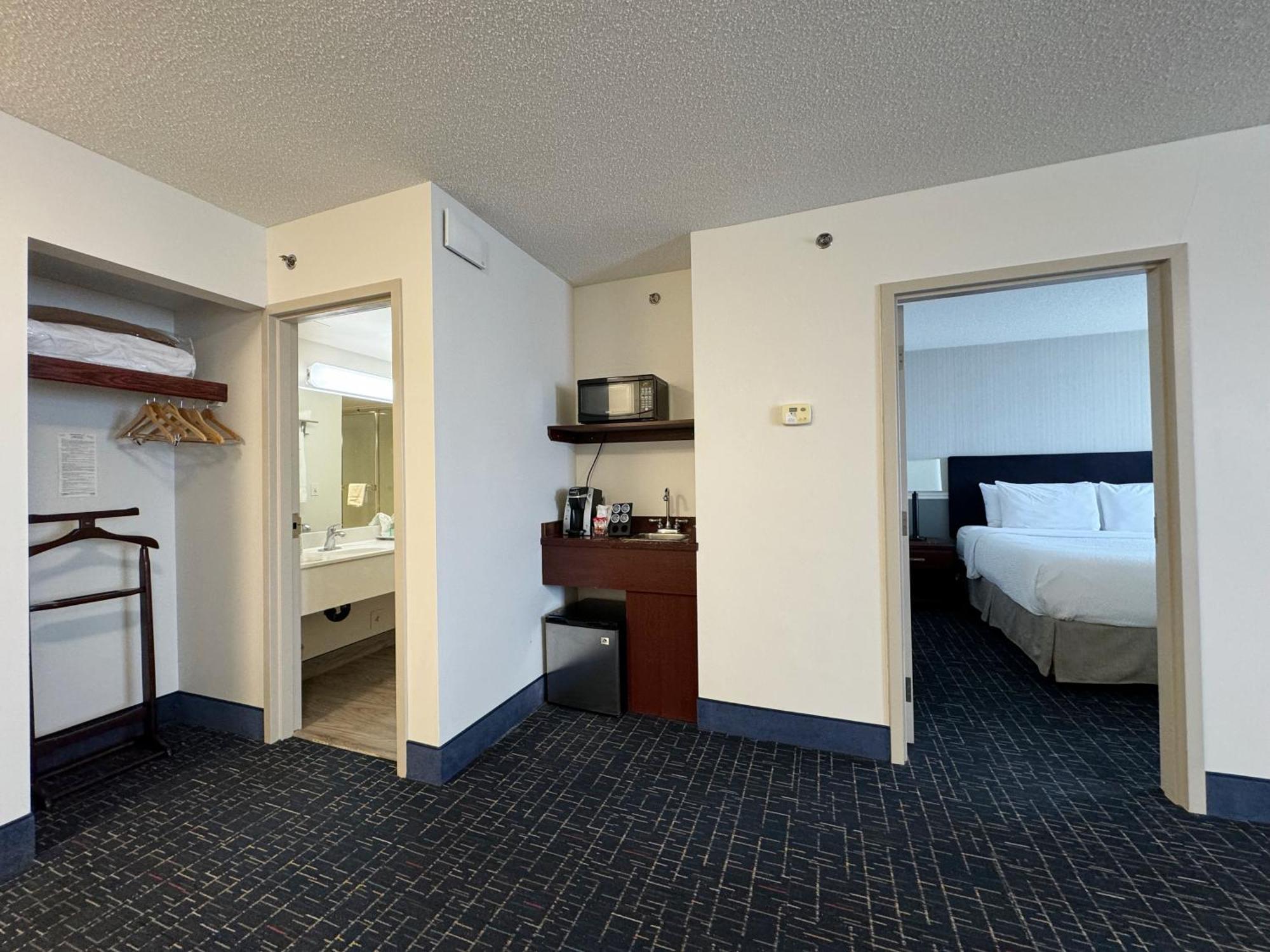 Divya Sutra Plaza And Conference Centre Calgary Airport Hotel Eksteriør billede
